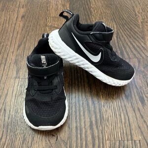 Nike Kids Black Athletic Sneakers Size 7C